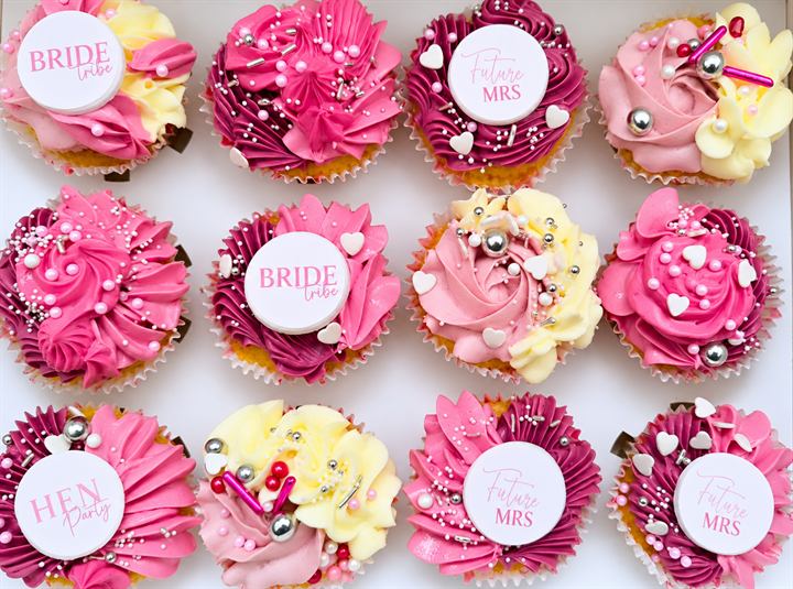 Ružové cupcakes s nápismi Bride tribe a Future Mrs
