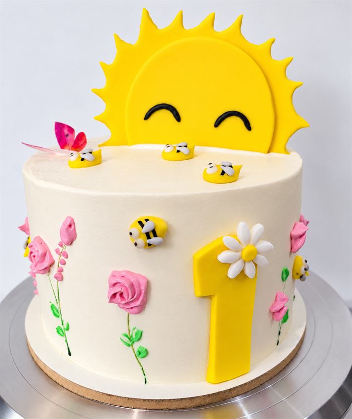 Biela torta s veľkým slniečkom, včielkami a číslom 1