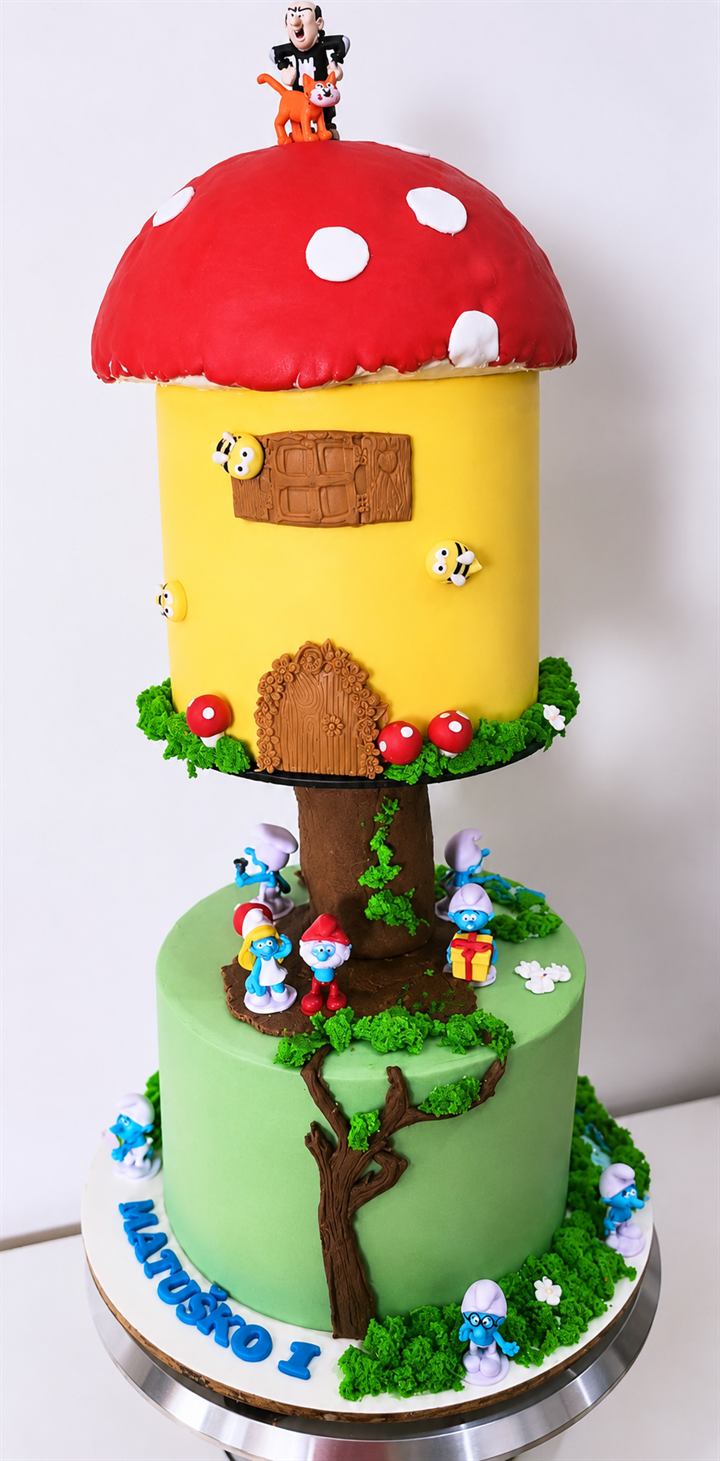 Vysoká torta, šmolkovský hríbový domček na kmeni, nápis Matuško 1