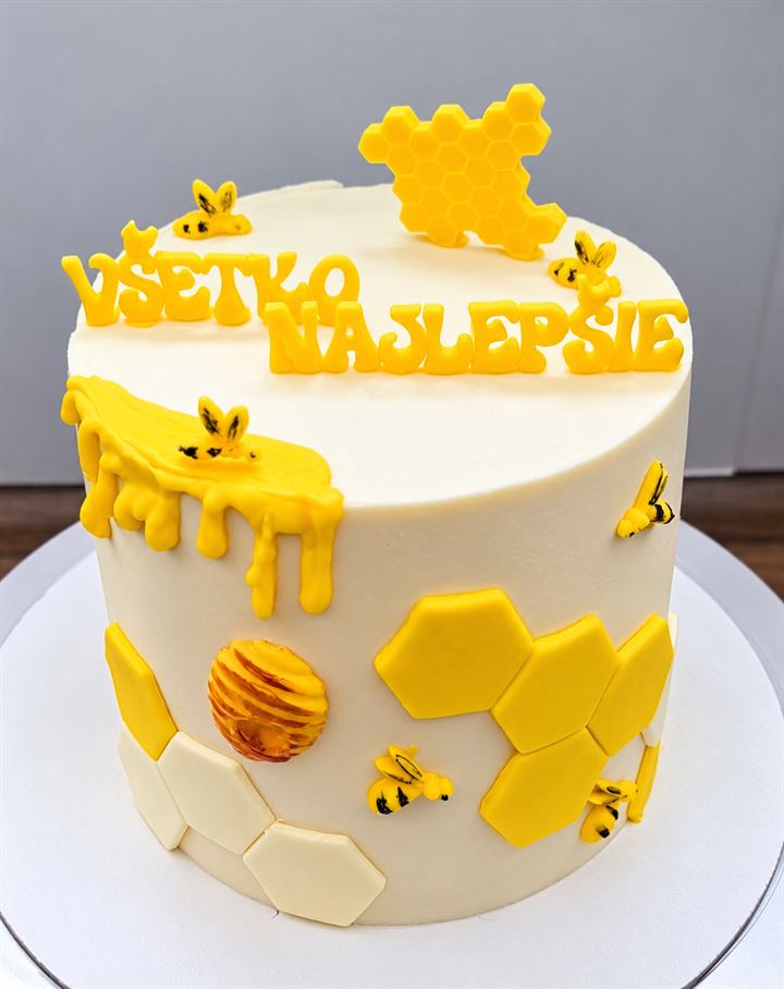Biela torta s medovými plástmi, včielkami a nápisom Všetko najlepšie
